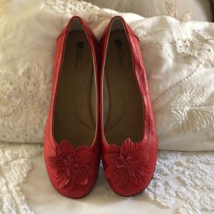 New white mountain ballet flats